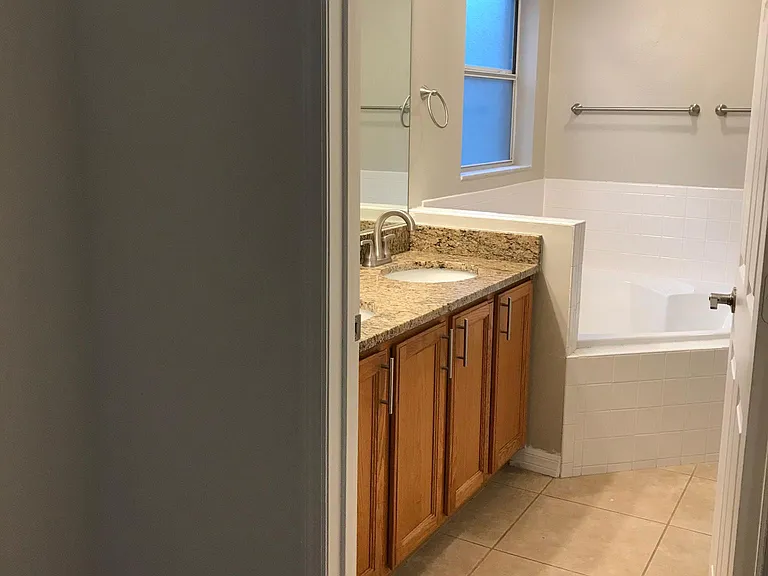760 Riviera Dr NE — Photo 8