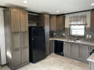 915 Hollywood Dr, Lockport, NY 14094
