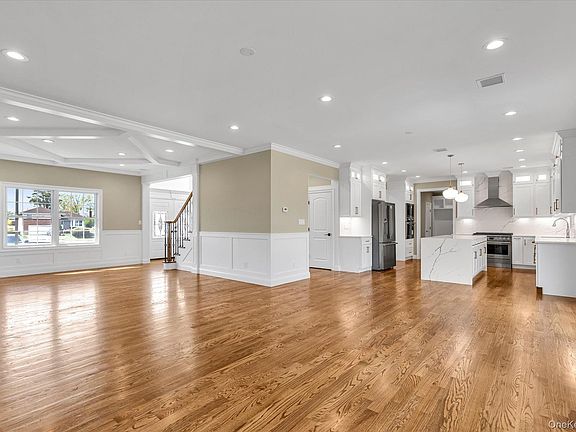 5th image of 11 Evelyn Court