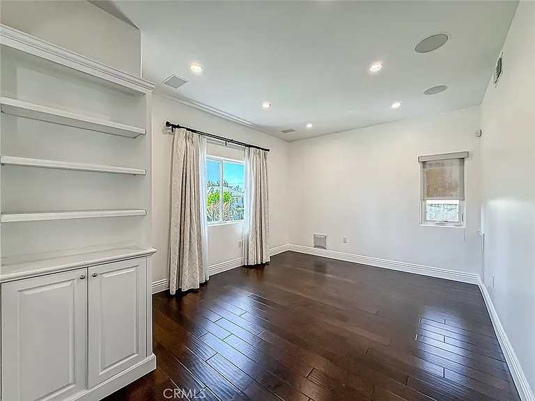 5960 Balcom Ave — Photo 10