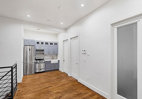 4th image of 12 Belvidere St