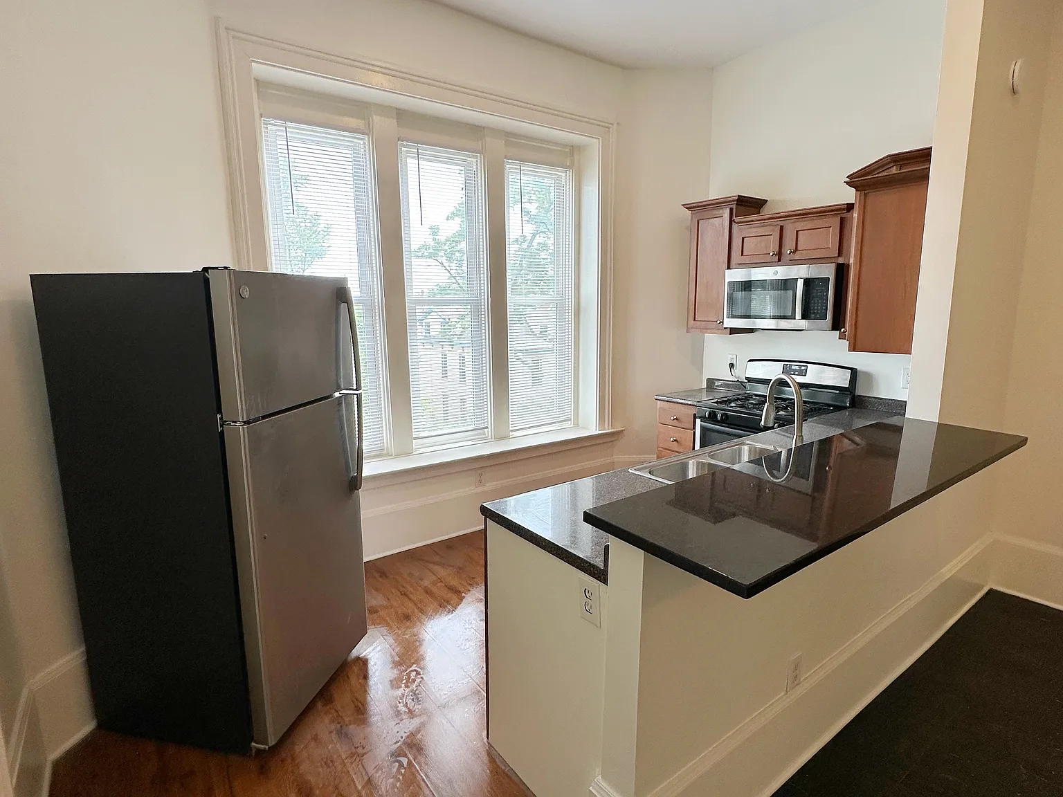 1 bed, $1,075 — Photo 3