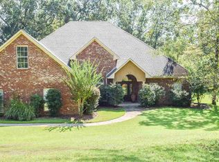 16 Lakeview Dr, Raymond, MS 39154