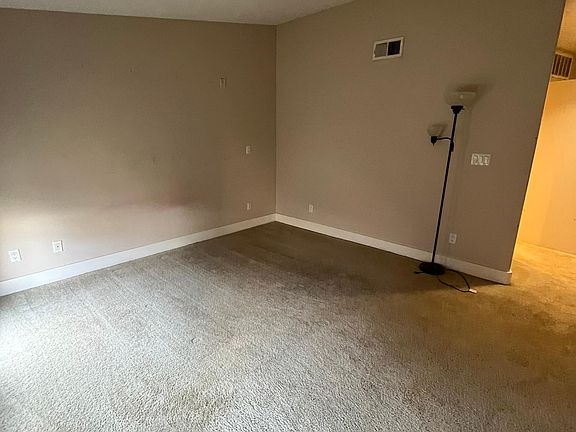 4th image of 138 N Vermont Ave APT B