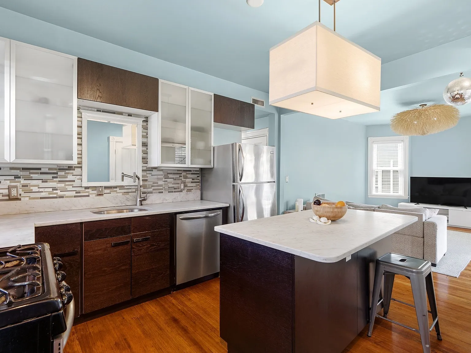 3 bed, 1.0 bath, 1130 sqft, $3,500 — Photo 3
