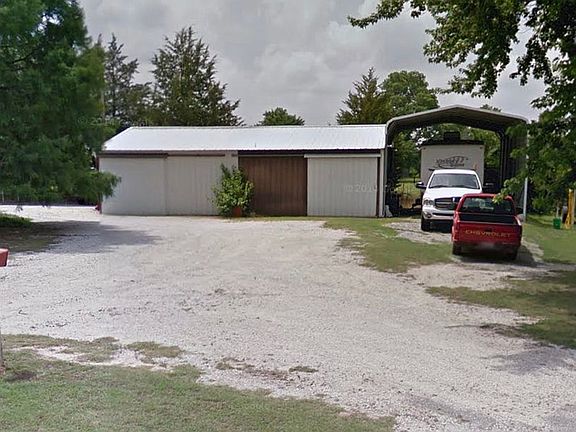 2 Bay shop with 1/2 Bath