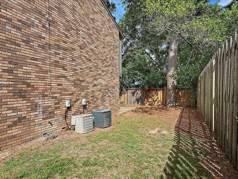 1718-1720 Hazel St — Photo 24