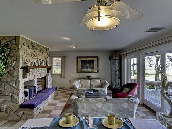 2nd image of 218 Oakleaf Dr