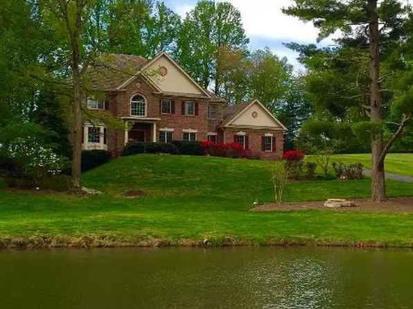 9903 Deerfield Pond Dr, Great Falls, VA 22066