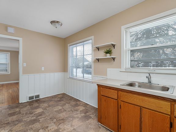 4th image of 1647 Banbury St