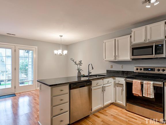 3rd image of 2633 Camellia Dr