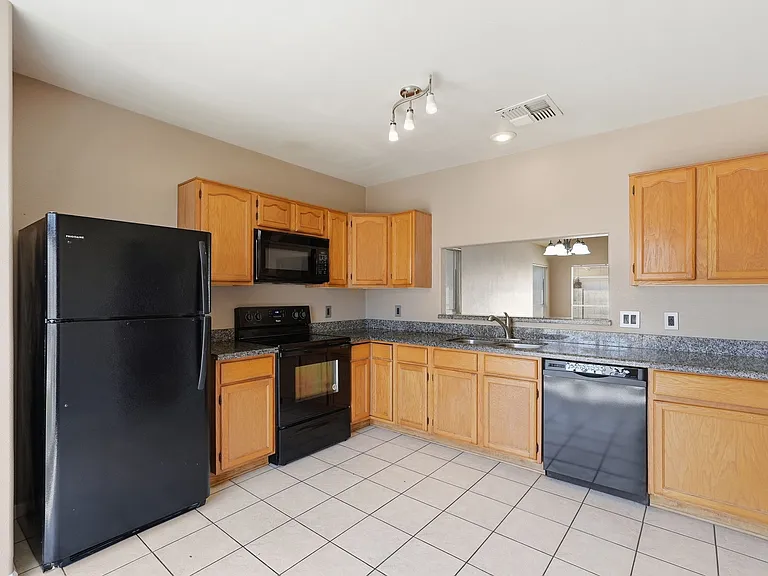 1146 N Granada Dr — Photo 5