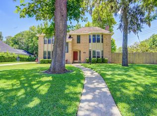 323 Raintree Ln, Lake Jackson, TX 77566