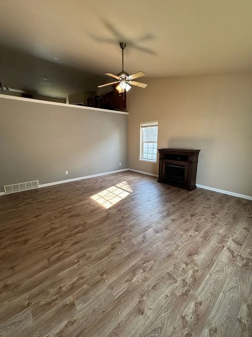 Spacious 4-Bedroom Home in the Heights with 2-Car Garage — Photo 3