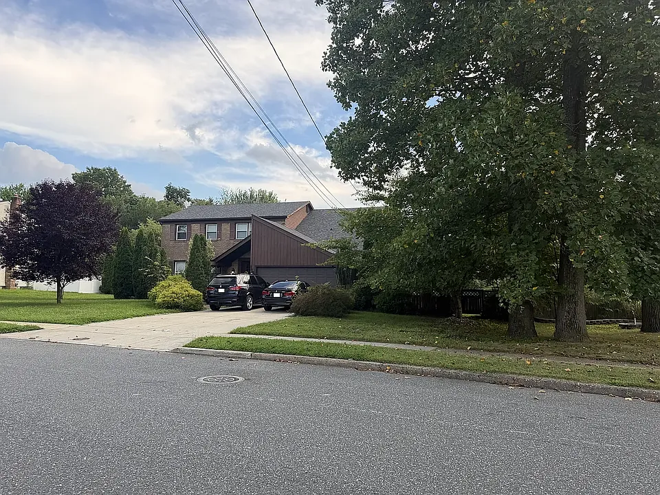 1703 Country Club Dr