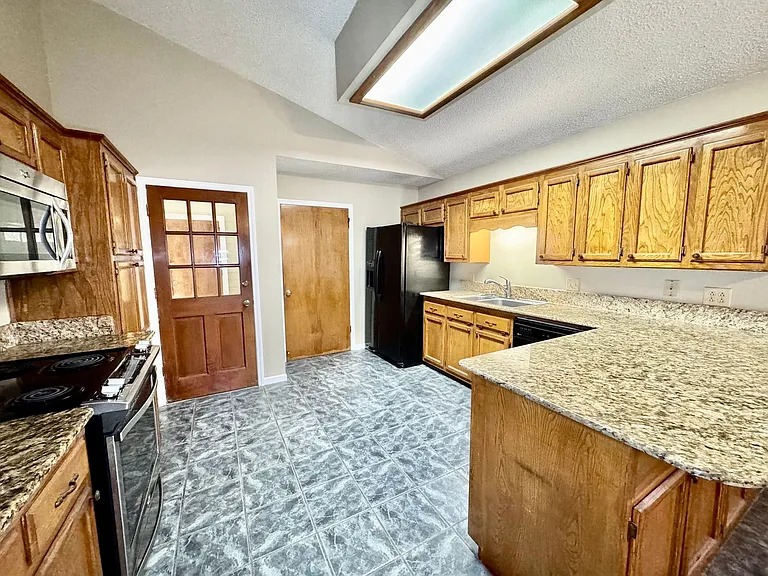 10734 Erin Vale Ave — Photo 6