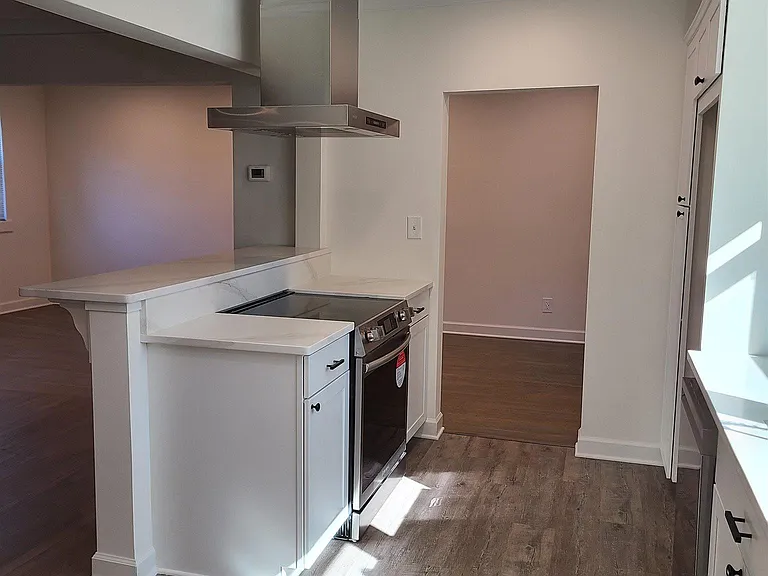 1301 W Lee St — Photo 5