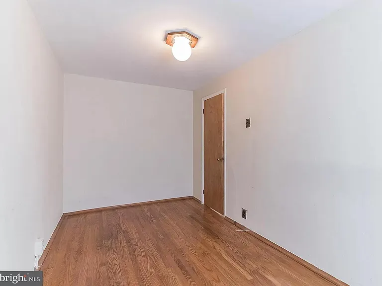 160 Roxborough Ave — Photo 9