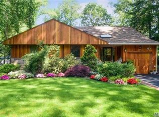 225 Shoreward Dr, Great Neck, NY 11021