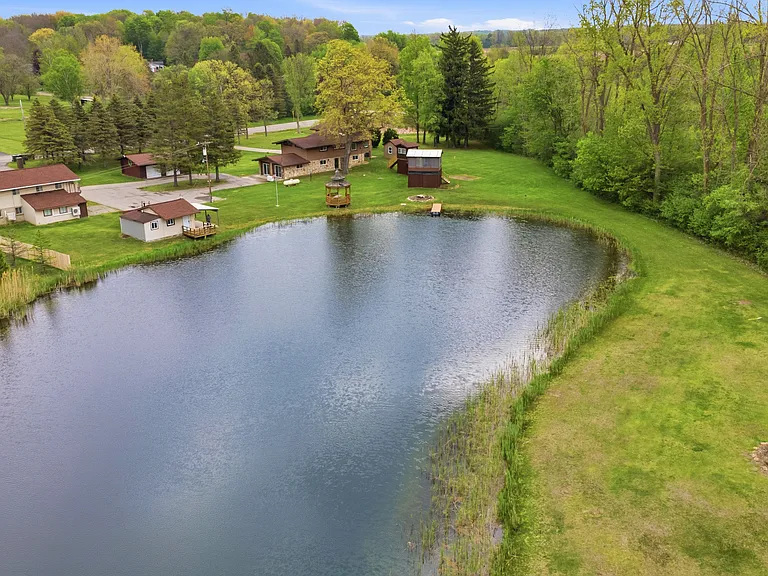 1392 Maple Grove Rd — Photo 1