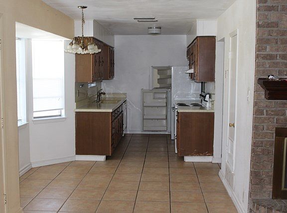 3rd image of 8631 Holiday Dr