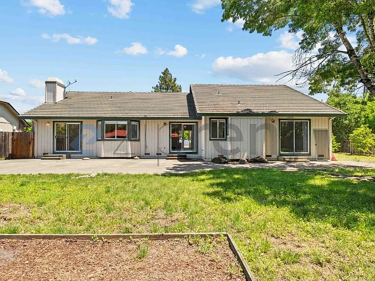 1425 Country Manor Dr — Photo 32