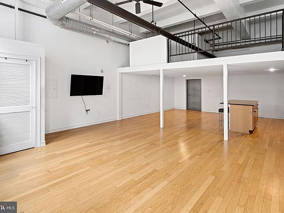 5th image of 810 N Hancock St APT 2