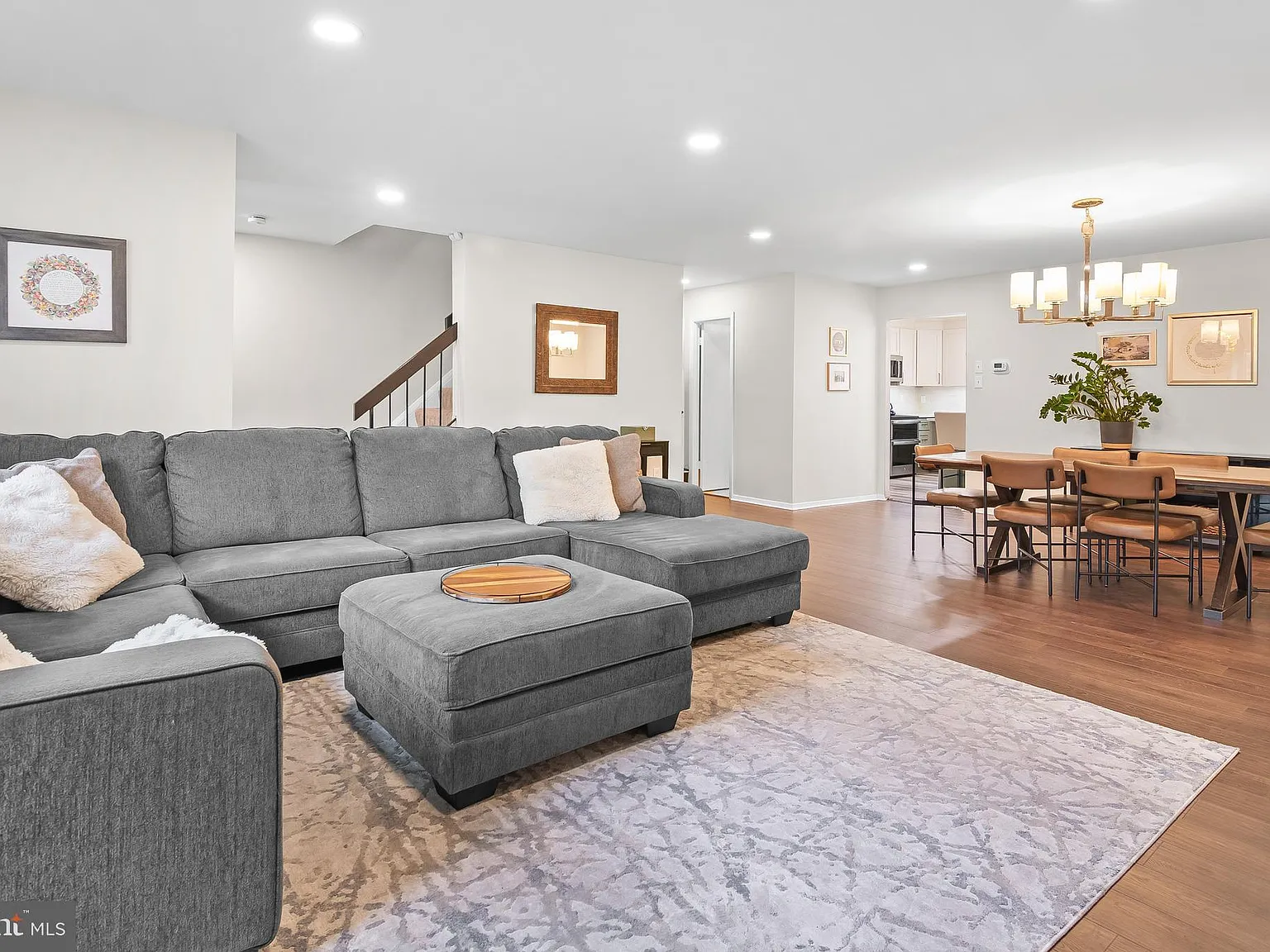 3 bed, 4.0 bath, 2659 sqft, $3,200 — Photo 3