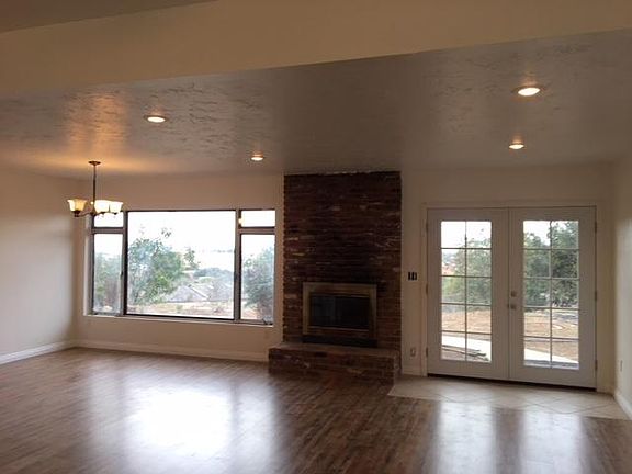 Beautiful family area with pano views and fireplace