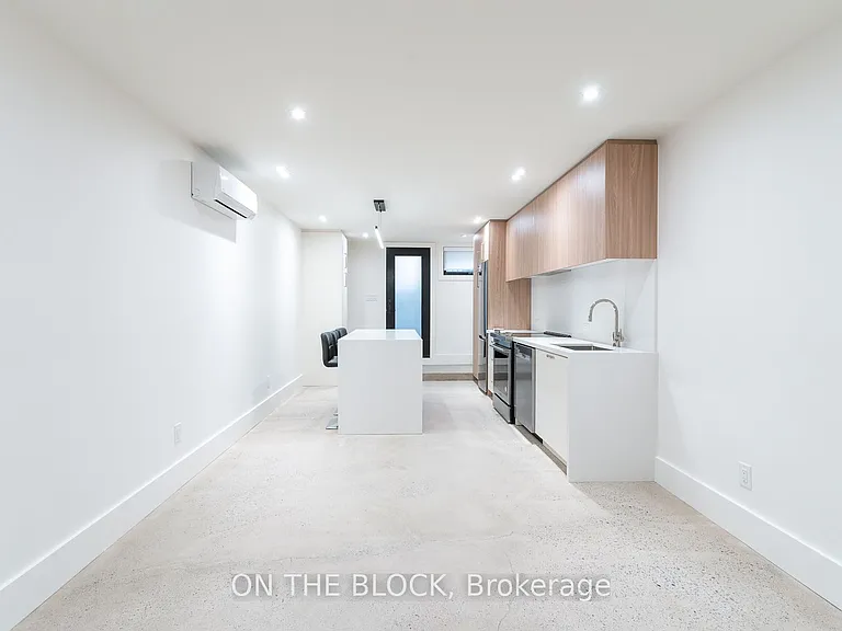 1041 College St — Photo 10