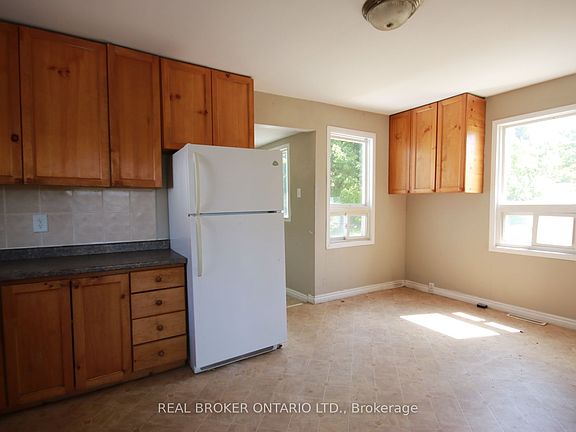 4th image of 236 Mountain St