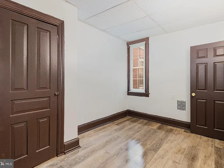 1353 Howard St — Photo 18