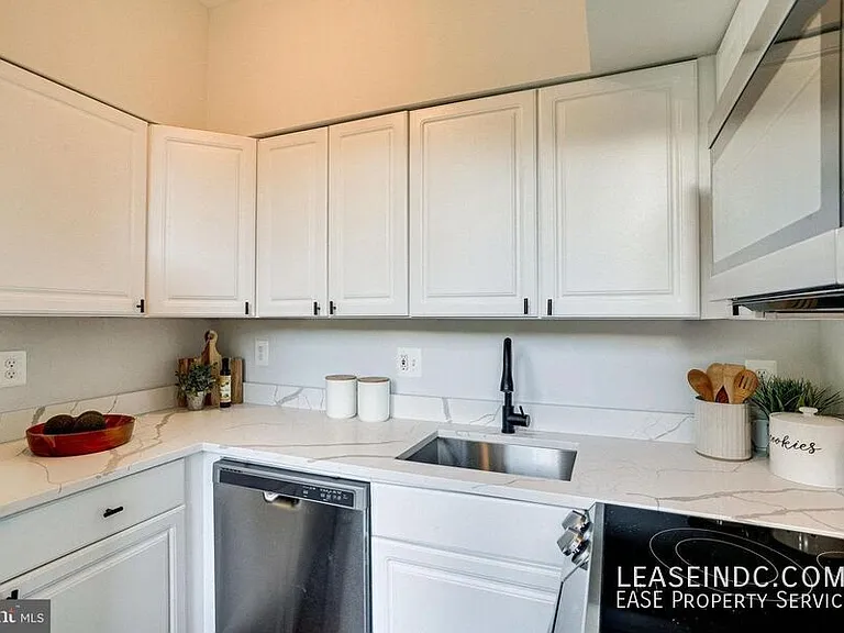 1938 Biltmore St NW #B — Photo 13