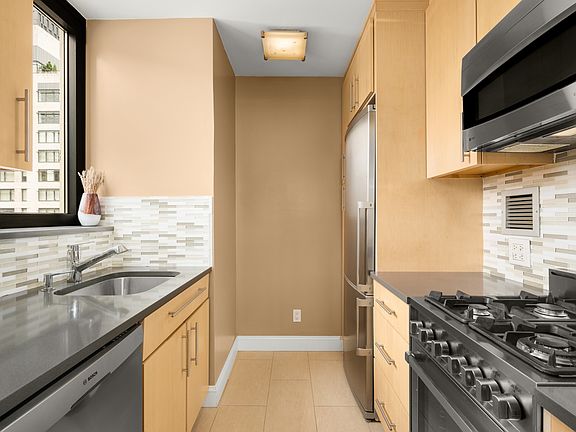 4th image of 255 E 49th St APT 26A