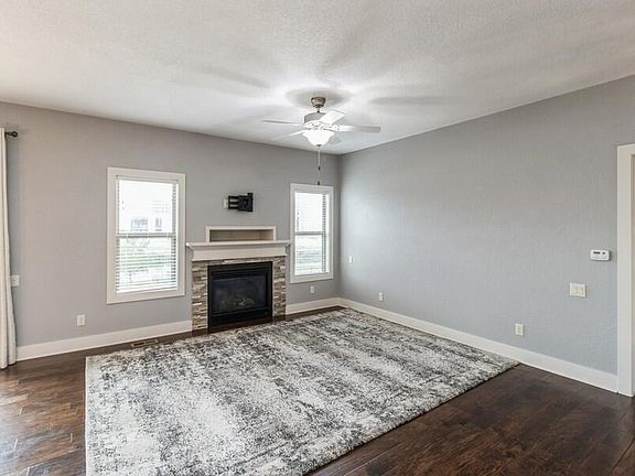 2nd image of 499 NW Autumn Crest Dr