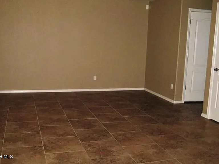 545 Green Village Ct #B — Photo 5