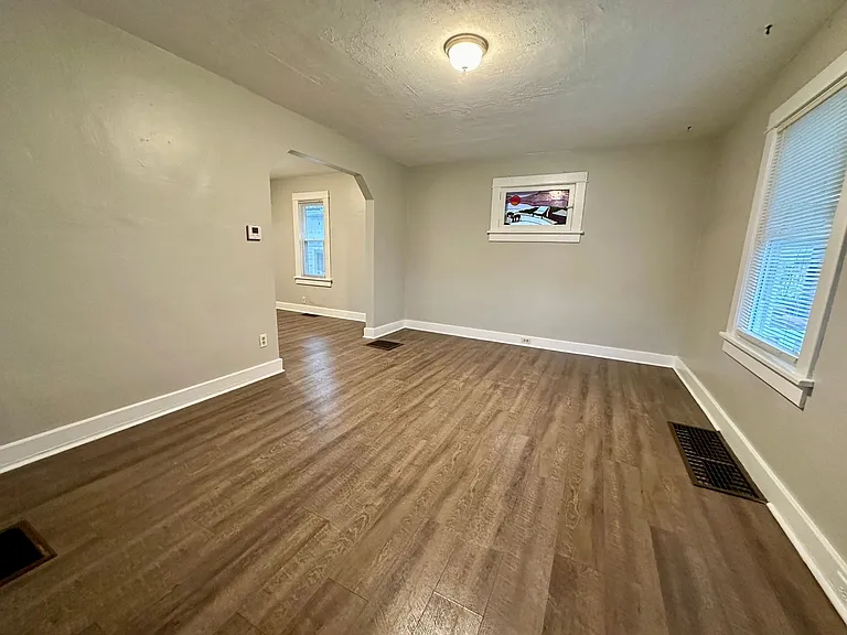 1828 Hazel Ave — Photo 2