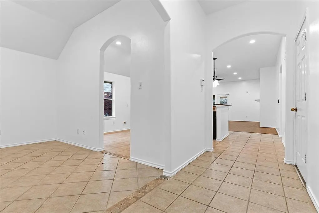 4 bed, 2.0 bath, 1897 sqft, $2,400 — Photo 3