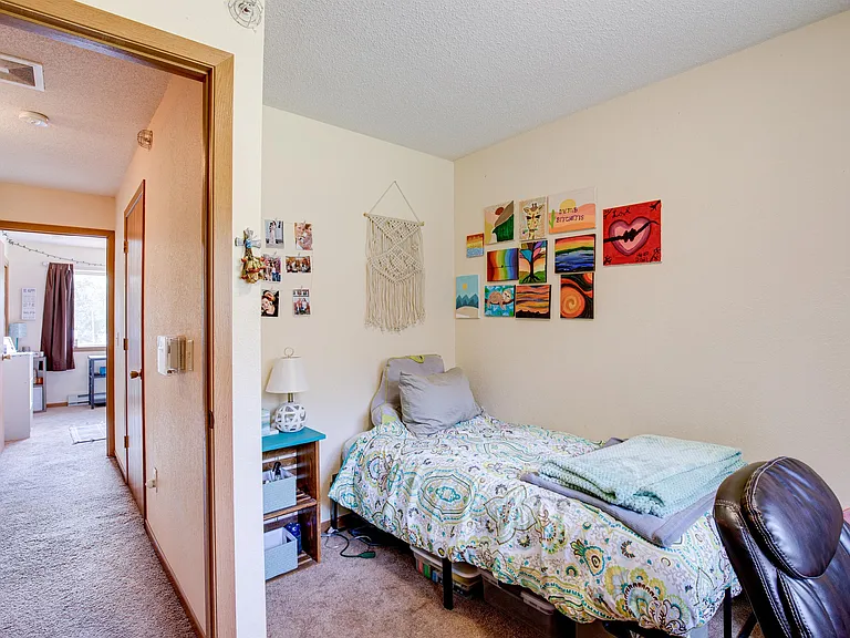 1063 E Cascade Ave — Photo 4