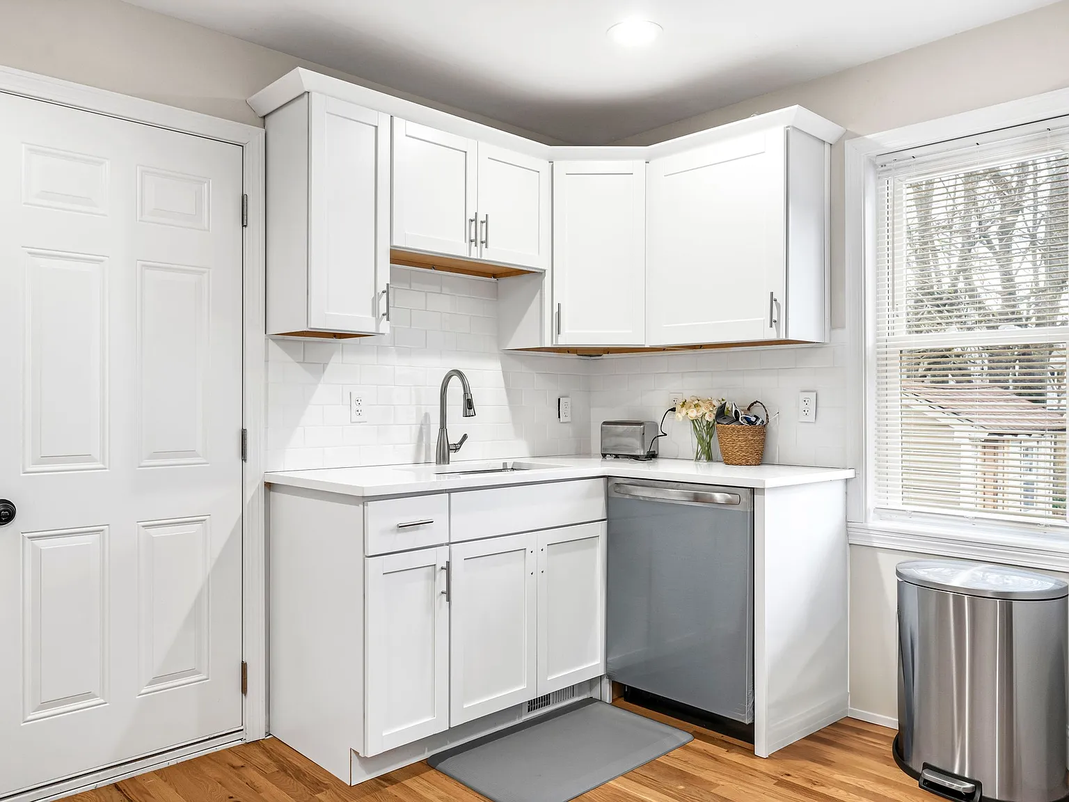 2 bed, 1000 sqft, $3,500 — Photo 4