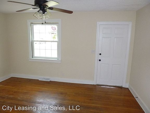3rd image of 2907 Montecrest Ave