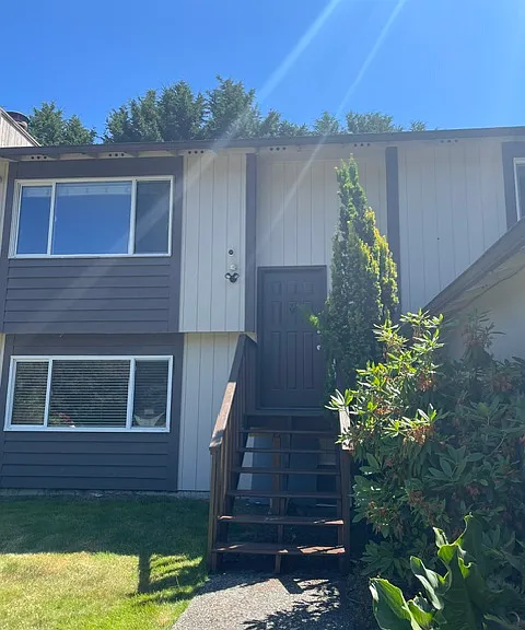 916 207th Pl SE — Photo 1