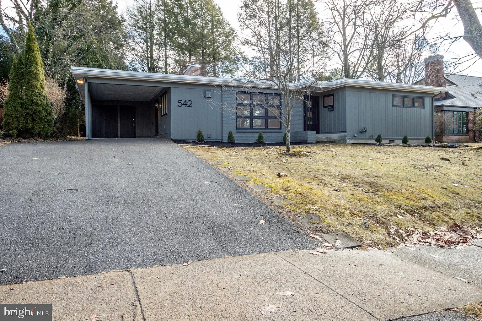 542 Hillcrest Ave photo 1