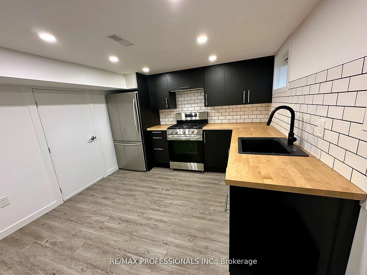 Building Photo - 66 Whitburn Cres #LOWER