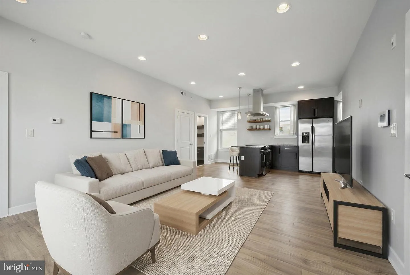 1 bed, 1.0 bath, 758 sqft, $1,975 — Photo 2