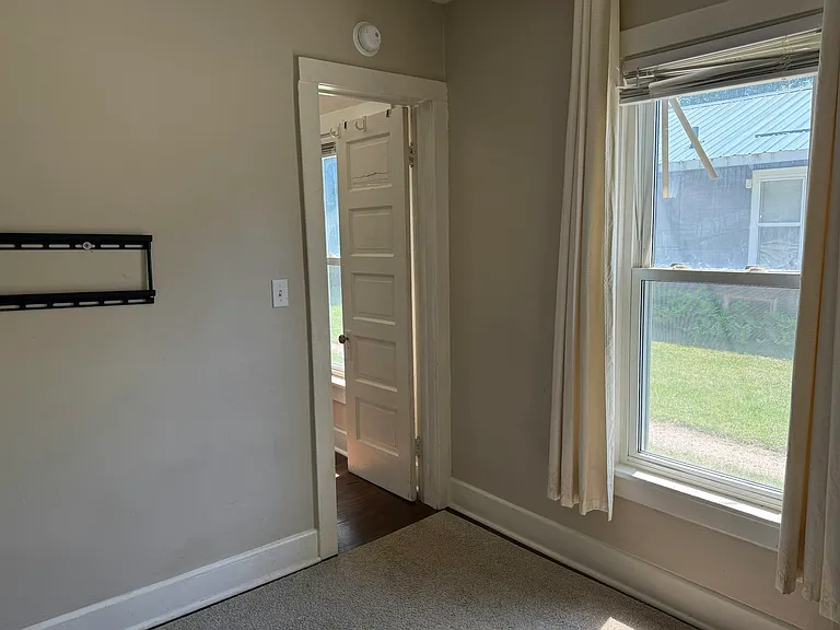 924 Hall St — Photo 6