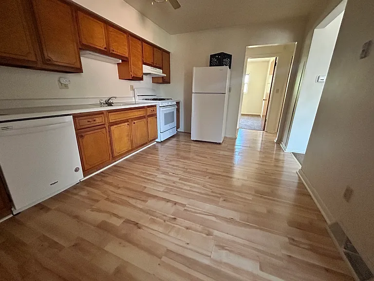 435 W 10th St #7 — Photo 3