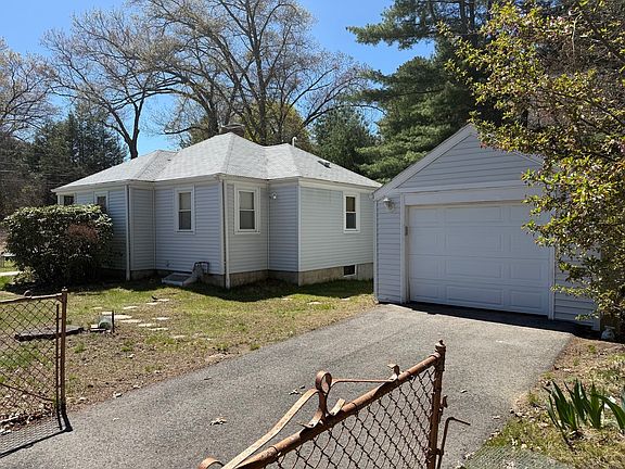 4th image of 168 Speen St