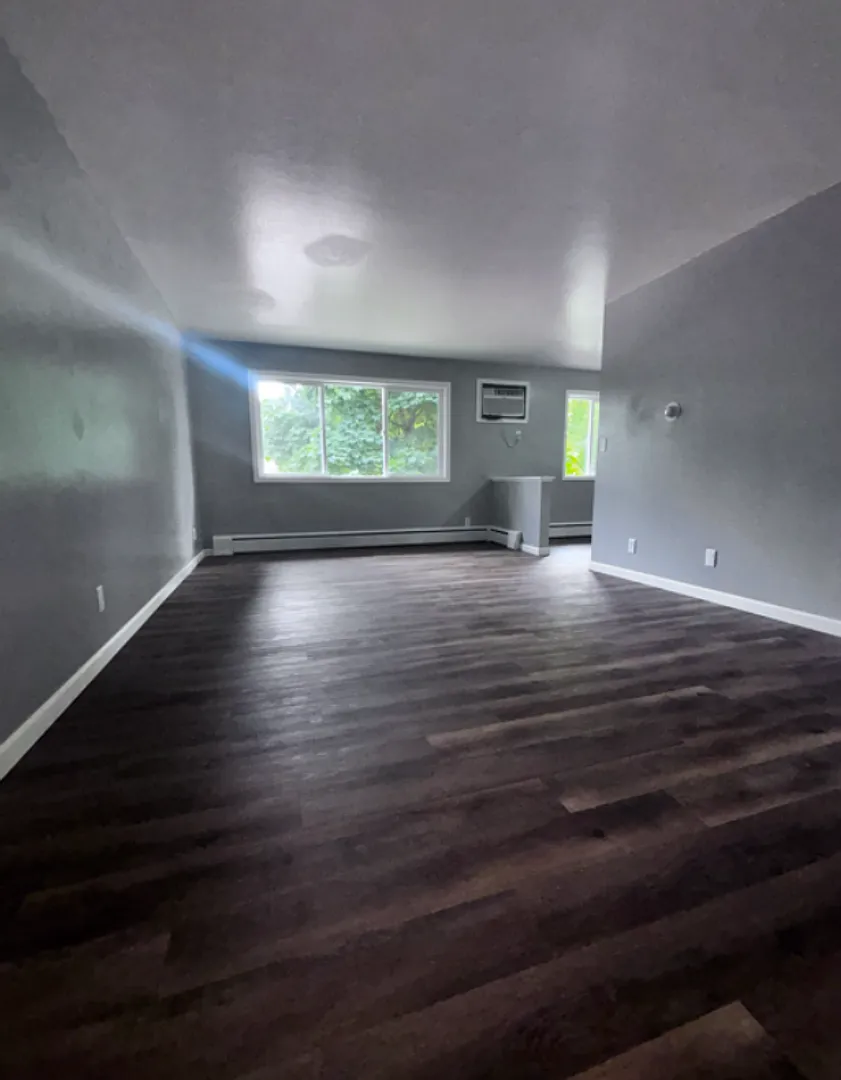 319 E Harris St — Photo 2