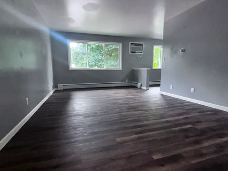319 E Harris St — Photo 2